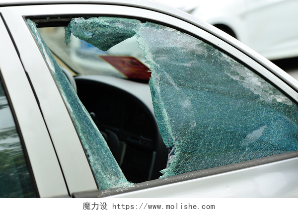 在户外汽车窗被小偷捣破一个小偷被打碎的窗户